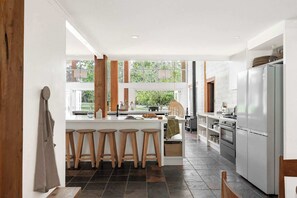 Frigorífico, microondas, horno y placa de cocina