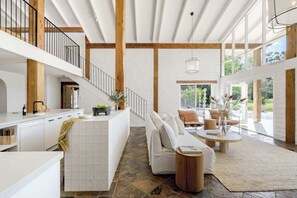 Una televisión, una chimenea, videojuegos, una oficina