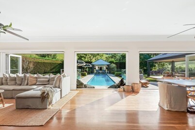 'Moondance' - Luxurious Hillside Retreat