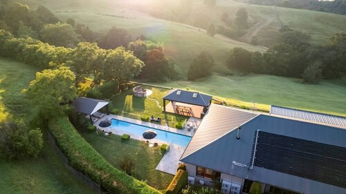 'Moondance' - Luxurious Hillside Retreat