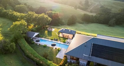 'Moondance' - Luxurious Hillside Retreat