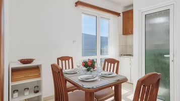 Estudio panorámico, vista al mar | Servicio a la habitación