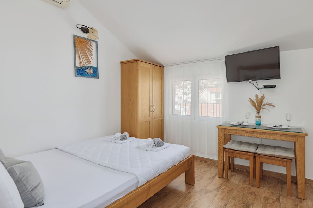 Standard Studio, 1 Katil Ratu (Queen) | Peralatan tempat tidur hipoalergenik, langsir/tirai gelap terus 