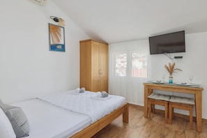 Standard Studio, 1 Queen Bed | Hypo-allergenic bedding, blackout curtains, soundproofing - Apartments Rosić Baošići (Baošici)