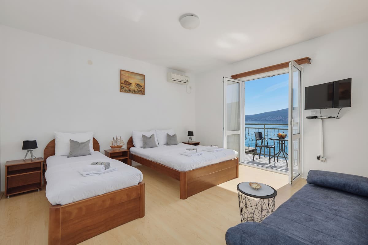 Panoramic Studio, Sea View | Peralatan tempat tidur hipoalergenik, langsir/tirai gelap terus 