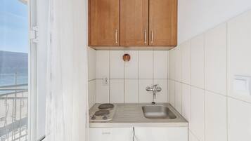 Studio Panorama, pemandangan laut | Dapur pribadi | Lemari es, ketel listrik, perlengkapan kebersihan, dan tisu