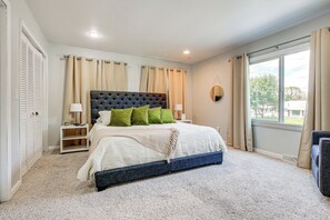 3 bedrooms, desk, iron/ironing board, WiFi - 2 Mi to Dtwn: Canal-Front W/ Deck, Dock, Kayak (Oshkosh)