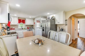 Réfrigérateur, micro-ondes, plaque de cuisson, lave-vaisselle