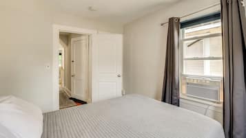 2 slaapkamers, een bureau, een strijkplank/strijkijzer, wifi