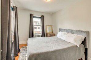2 habitaciones, escritorio, tabla de planchar con plancha y internet 