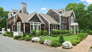 Unclassified image, 2 of 31, button - Villa Charlotte (Bridgehampton)