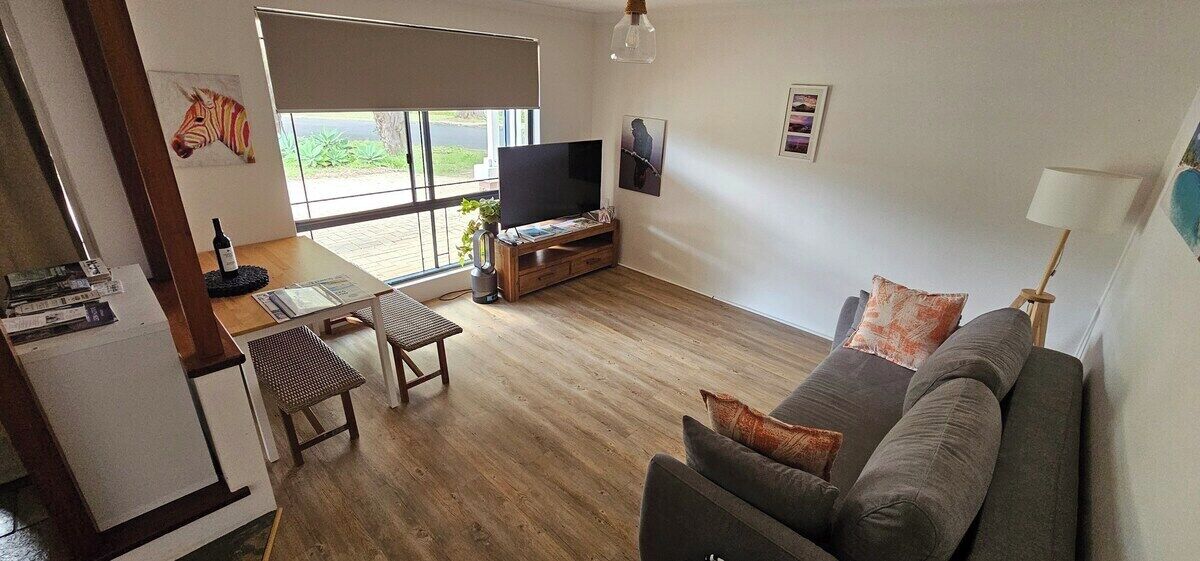 TV connectée, cheminée, livres