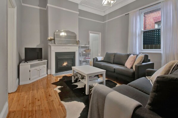 TV, offices - Rose Cottage - Stroll to CBD, Leafy Setting (Wagga Wagga)