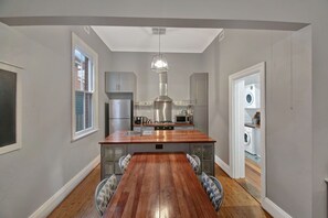 Fridge, microwave, oven, stovetop - Rose Cottage - Stroll to CBD, Leafy Setting (Wagga Wagga)