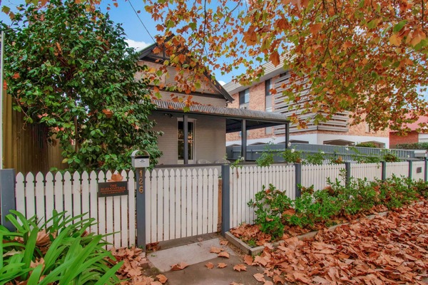 Rose Cottage | Stroll to CBD, Leafy Setting