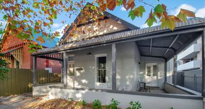 Rose Cottage - Stroll to CBD, Leafy Setting