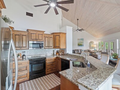 L&L Lodge: 6  BR, 5  BA  in Double Springs, Sleeps 15