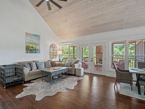 TV - L & L Lodge - Six bedrooms! Pet-Friendly! (Double Springs)