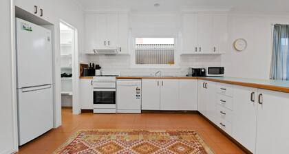 The Hideaway - Charming Cottage, Entertaining Area