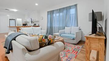 Una televisión, libros, una oficina