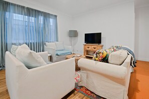 Fernseher, Bücher, Arbeitsbereiche