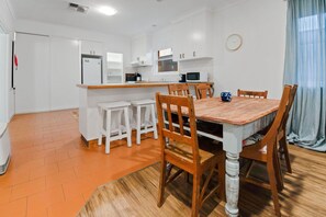 Dining - The Hideaway - Charming Cottage, Entertaining Area (Wagga Wagga)