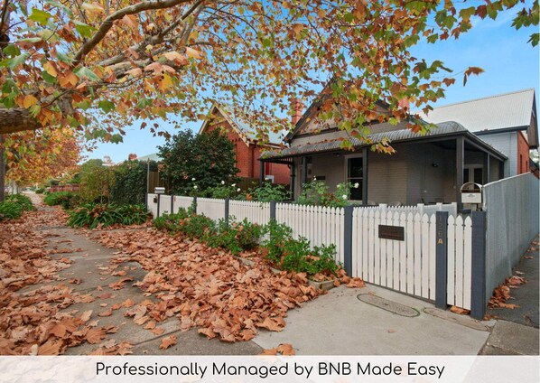 Exterior - The Hideaway - Charming Cottage, Entertaining Area (Wagga Wagga)