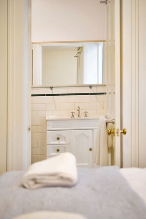 Shower, hair dryer, towels - The Hideaway - Charming Cottage, Entertaining Area (Wagga Wagga)