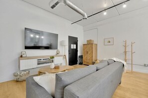 Een televisie, een open haard en een kantoor