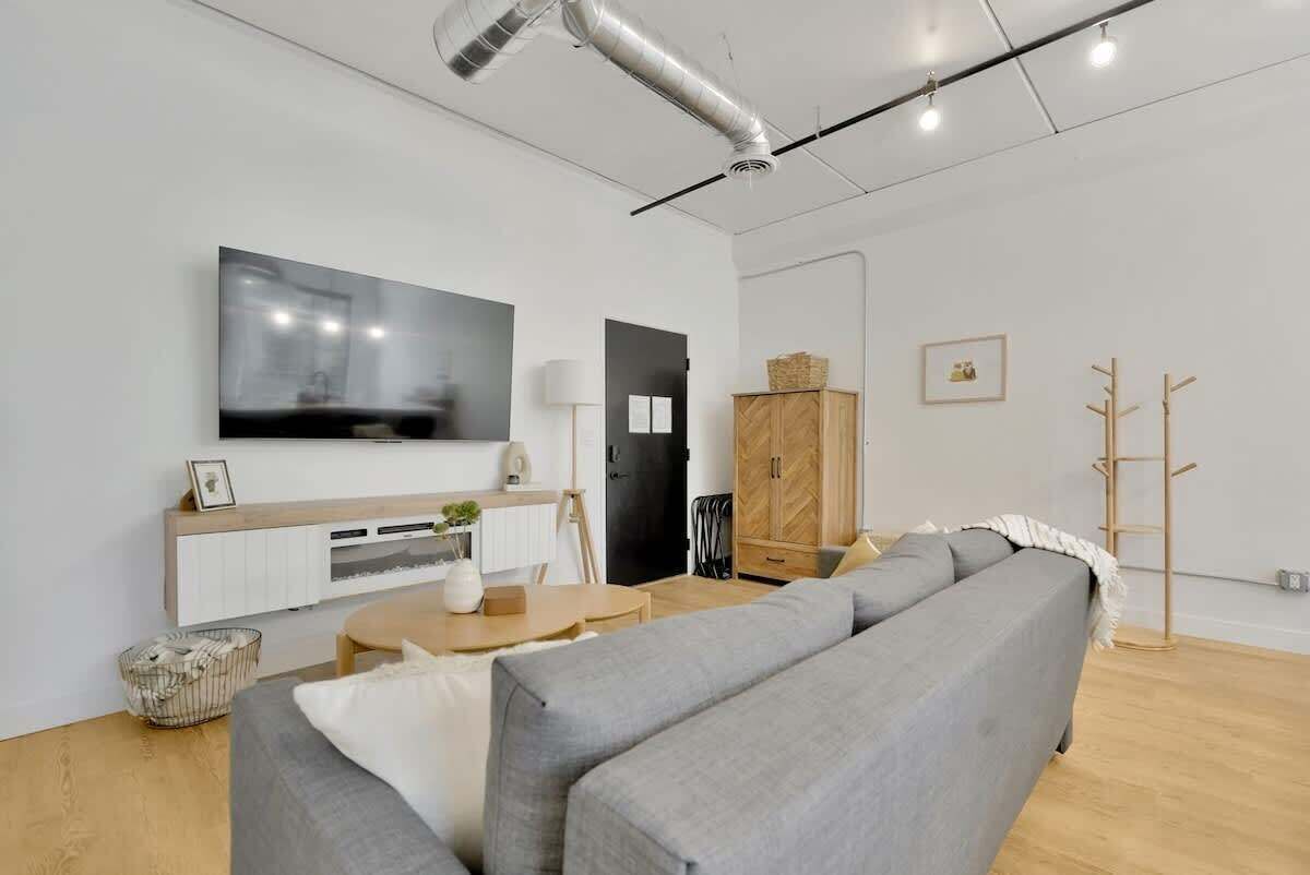 Televisión, chimenea, oficina