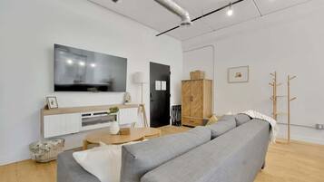 Televisión, chimenea, oficina