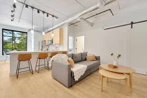 TV, peis og kontorer