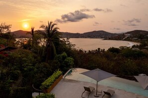 A rooftop pool with a view of a beach and cityscape during sunset. - Walk to Beach - Luxury 2 bed 2 bath at Armadillo (Zihuatanejo)