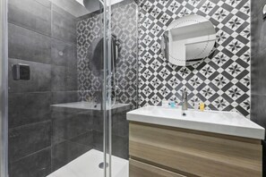 Chuveiro, secador de cabelo, toalhas de banho 