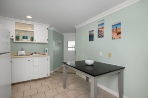 冷蔵庫、電子レンジ、コンロ、コーヒー / ティーメーカー