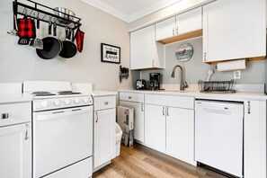 Een koelkast, een oven, een kookplaat, een vaatwasser