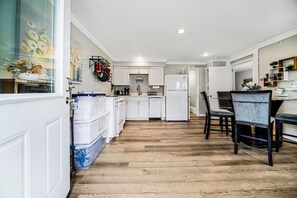 Een koelkast, een oven, een kookplaat, een vaatwasser