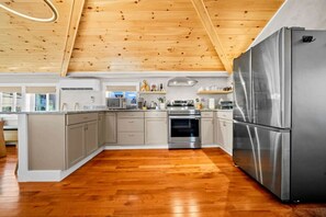 冷蔵庫、電子レンジ、オーブン、コンロ