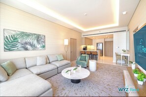 Panorama appartement, uitzicht op zee, op Executive verdieping | Woonruimte | Een 55-inch ledtelevisie met digitale zenders