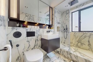 Doccia, asciugacapelli, bidet, asciugamani