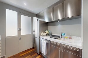 Frigorifero, microonde, forno, piano cottura