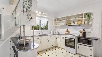 Een koelkast, een microgolfoven, een oven, een kookplaat