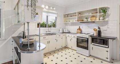 Beachside 3-Bed family Home with Parking & Veranda