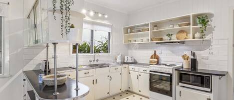 Kjøleskap, mikrobølgeovn, ovn og kokeplater