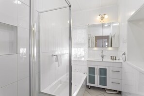 Een douche, een haardroger, handdoeken