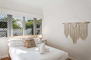 3 slaapkamers, een strijkplank/strijkijzer, wifi, beddengoed