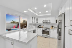 Geladeira, micro-ondas, fogão, cooktop
