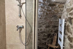 Douche, sèche-cheveux