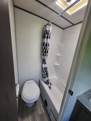 Douche, serviettes fournies, savon, shampoing