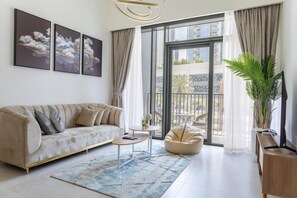 TV - Elegant 1 bedroom in Creek Edge (Dubai)